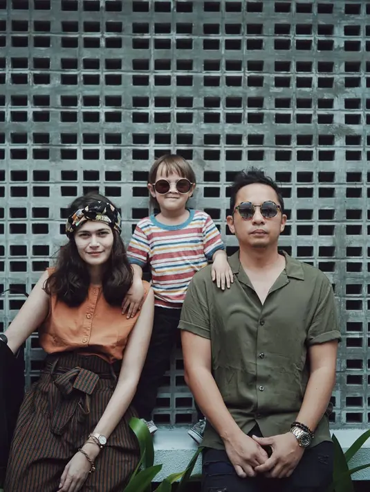 Nampak kompak banget kan keluarga ini. Lihat saja gaya foto mereka yang ini. Bersama Bjorka yang sudah lihai bergaya di depan kamera. Gayanya nampak kocak sekali.  (Liputan6.com/IG/ringgoagus)