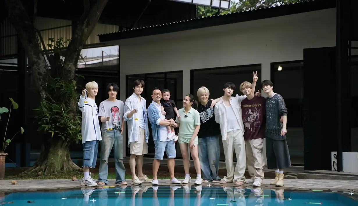 NCT 127 ternyata mampir lagi ke rumah Nagita Slavina dan Raffi Ahmad. Jika sebelumnya mereka datang ke tempat tinggal Sultan Andara, kali ini mereka singgah ke rumah kedua Nagita dan Raffi yang dijadikan tempat berolahraga.  (Foto: Instagram/ raffinagita1717)