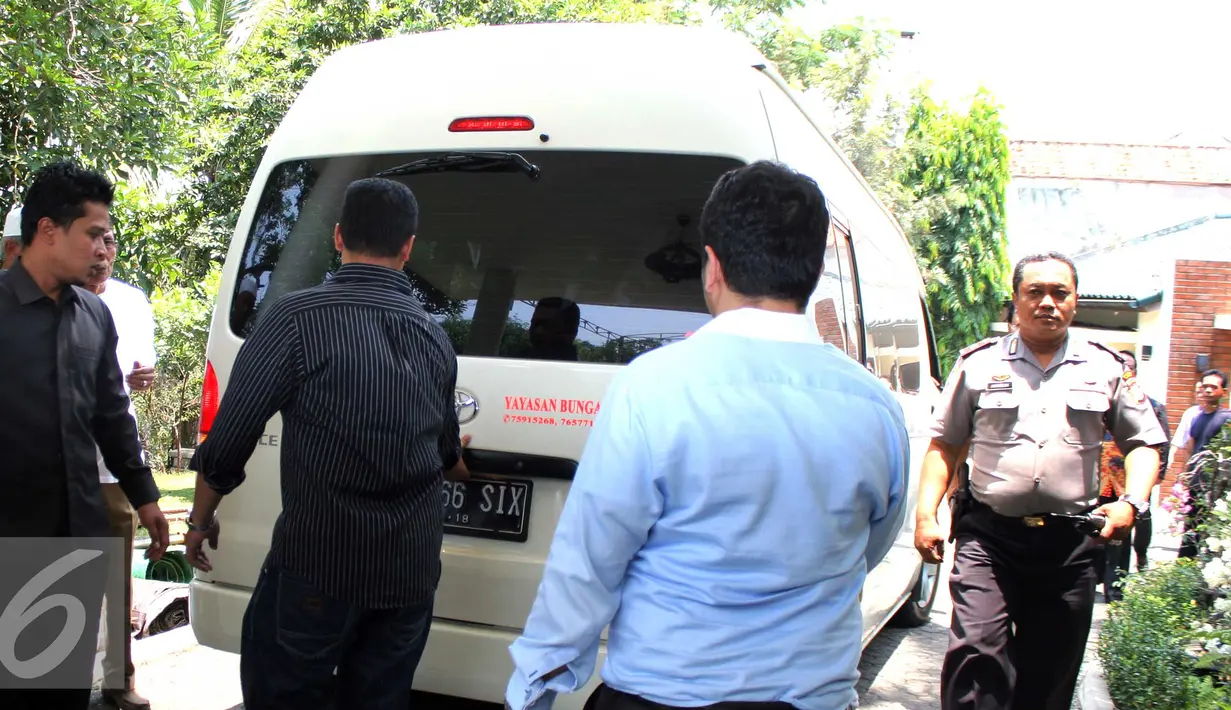 Mobil jenazah yang membawa almarhum pengacara senior Adnan Buyung Nasution tiba dikediamannya di kawasan Lebak Bulus, Jakarta, Rabu (23/9/2015). Adnan menghembuskan napas terakhir pada pagi tadi pukul 10.15 WIB. (Liputan6.com/Helmi Afandi)