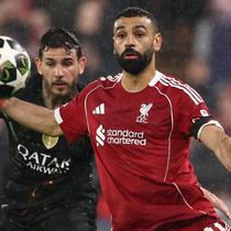 Mohamed Salah fokus menatap bola dalam laga panas di Anfield saat Liverpool menghadapi Paris Saint-Germain pada leg kedua perempat final Liga Champions 2025/2026, 14 April 2026. (AFP/FRANK FIFE)