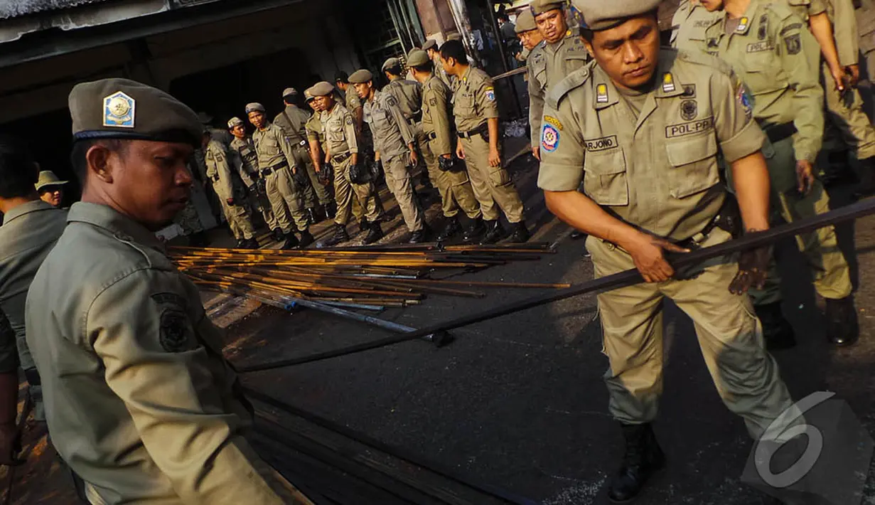 Sebanyak 13 toko di Jalan Jatinegara Barat dibongkar, Jakarta, Rabu (27/8/2014) (Liputan6.com/Faizal Fanani)