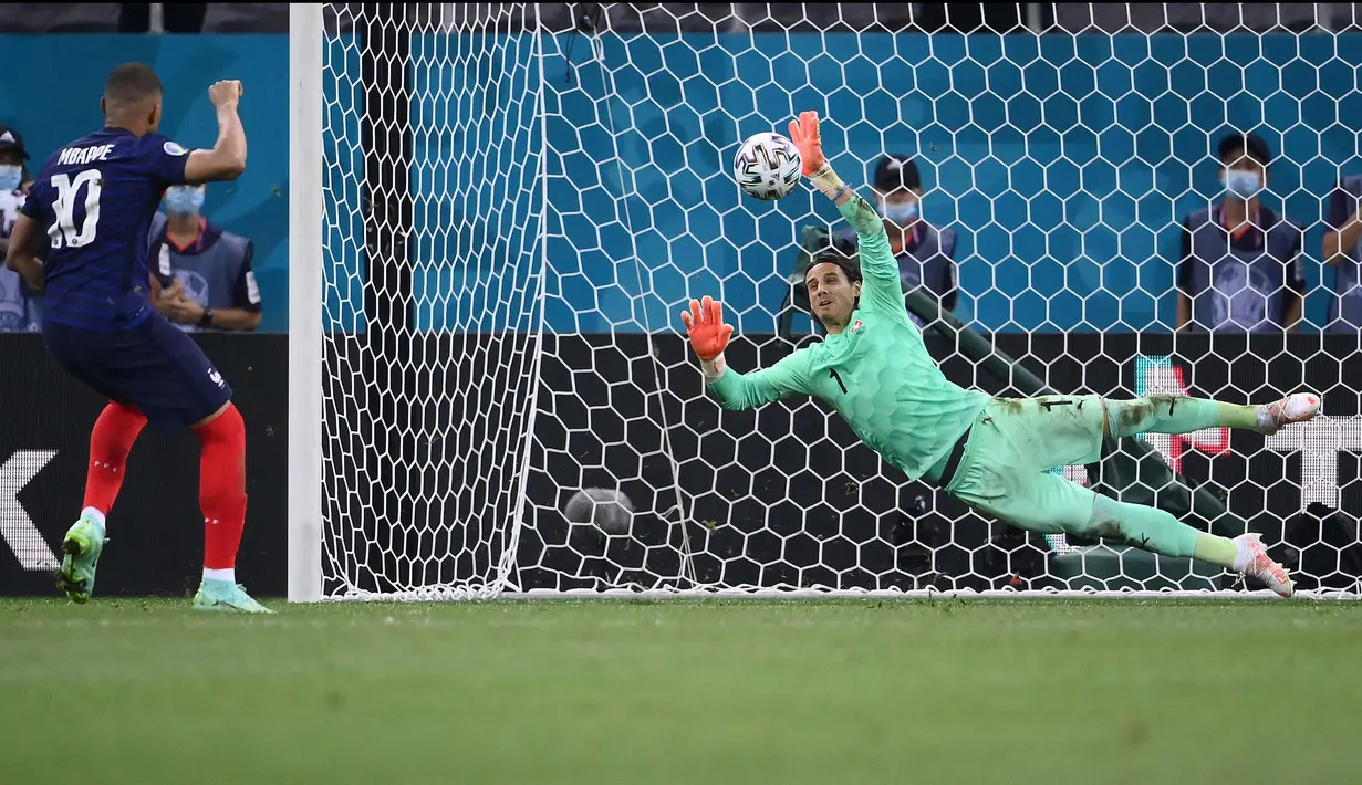 Penjaga gawang Swiss Yann Sommer (kanan) berhasil menepis bola dari tendangan penalti Kylian Mbappe dalam pertandingan babak 16 besar Euro 2020 antara Prancis dan Swiss di National Arena di Bucharest, Senin (28/6/2021). (Foto: AFP/Pool/Franck Fife)