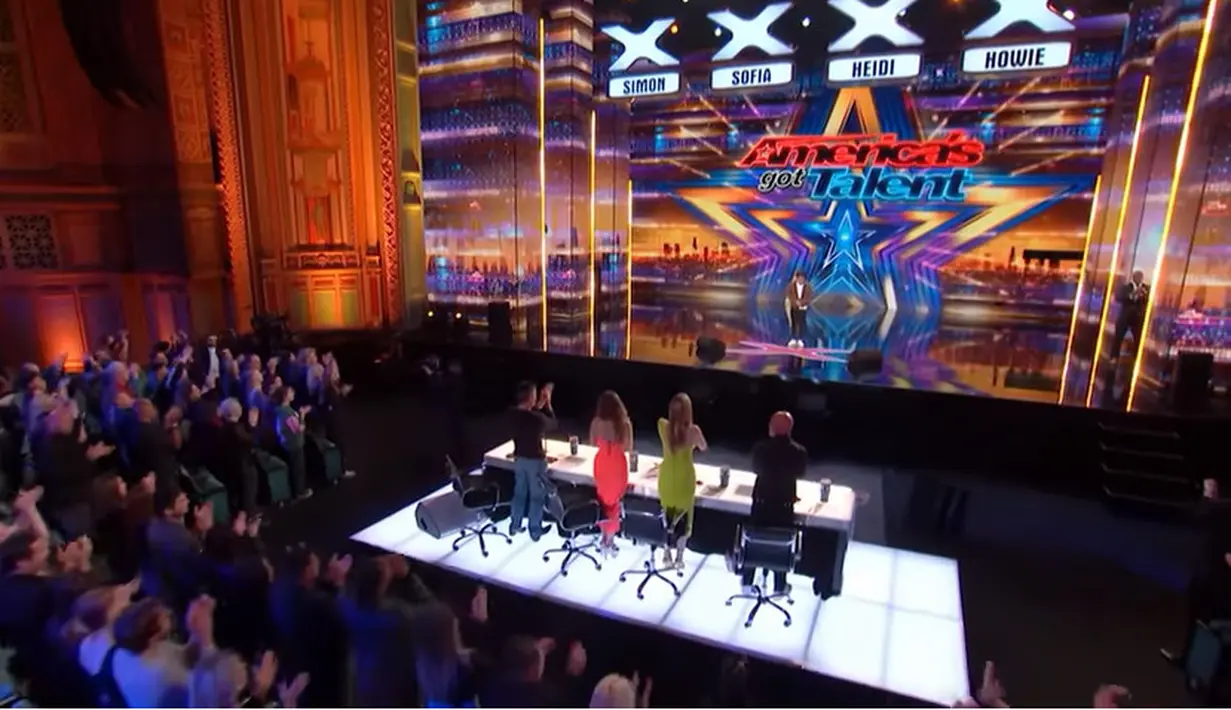 Selesai membawakan lagunya, empat juri tepuk tangan dan kemudian berdiri. Cakra Khan mendapat standing applause dari keempat juri, yakni Simon Cowell, Howie Mandel, Sofia Vergara, dan Heidi Klum. Empat yes didapatkan dari keempat juri menandakan lanjut ke babak berikutnya. [Youtube/America's Got Talent]