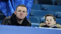Pemain Manchester United, Wayne Rooney ajak  anaknya  Kai Wayne Rooney menonton pertandingan antara Everton vs Crystal Palace di Goodison Park,  Liverpool, Senin (7/12/2015).  (AFP Photo/Lindesy Parnaby)