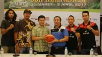 CLS Kninghts Surabaya bakal bersua dengan Bank BJB Garuda Bandung pada babak playoff IBL 2017 yang berlangsung di GOR Kertajaya, Surabaya. (Bola.com/Fahrizal Arnas)