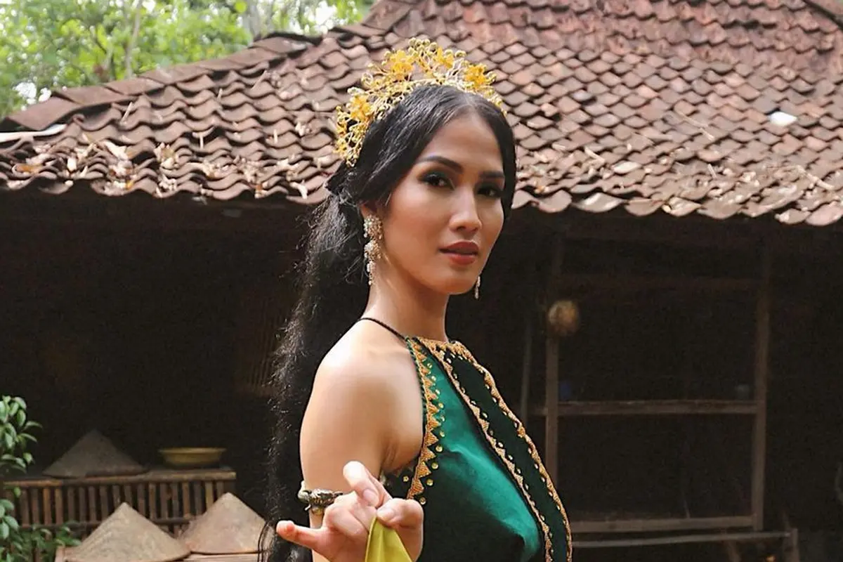 Aulia Sarah sebagai Badarawuhi. (Foto: Dok. Instagram @owliasarah)