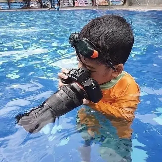 6 Tingkah Orang Berusaha Produktif di Kolam Renang Ini Kocak