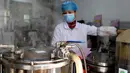 Apoteker mengemas obat tradisional China di Rumah Sakit Afiliasi Pertama Universitas Kedokteran China di Hefei, 24 Februari 2020. RS itu bertanggung jawab meracik, merebus dan mengirim obat tradisional China ke tujuh rumah sakit yang ditunjuk untuk merawat pasien COVID-19 di Hefei. (Xinhua/Zhou Mu)