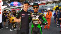 Pemegang tiga gelar juara dunia Superbike, Jonathan Rea (kiri), mau naik kelas ke MotoGP jika mendapat tawaran dari tim pabrikan. (Bola.com / Muhammad Wirawan Kusuma)