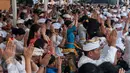 Umat Hindu memanjatkan doa pada upacara Tawur Agung Kesanga sehari menjelang Hari Raya Nyepi di Pura Aditya Jaya, Jakarta, Senin (27/3). Prosesi Tawur Agung merupakan rangkaian perayaan Hari Raya Nyepi tahun baru saka 1939. (Liputan6.com/Gempur M Surya)
