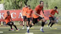 Pemain Persija Jakarta, Ryuji Utomo, berlari saat melakukan latihan di Lapangan NYTC, Sawangan, Depok, Selasa (21/1/2020). Warga antusias melihat punggawa Macan Kemayoran berlatih. (Bola.com/M Iqbal Ichsan)