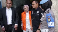 Tersangka kasus dugaan penyebaran berita hoaks, Ratna Sarumpaet bersiap diserahkan ke Kejari Jaksel dari Polda Metro Jaya, Kamis (31/1). Penyidik menyerahkan Ratna Sarumpaet dan barang bukti karena berkasnya sudah lengkap. (Liputan6.com/Faizal Fanani)