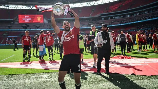 Foto: Tampil Spartan Bersama MU, Sofyan Amrabat Jadi Pemain Maroko Pertama yang Berhasil Menyabet Gelar Juara Piala FA