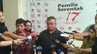 Ketua KPU Sumatra Utara Yulhasni memberikan keterangan pers soal video viral surat suara sudah tercoblos. (Merdeka.com)