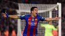 Ekspresi striker Barcelona, Luis Suarez, setelah mencetak gol ke gawang Real Madrid pada laga La Liga, di Stadion Camp Nou, Sabtu (3/12/2016). (AFP/Lluis Gene)