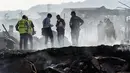 Petugas keamanan memeriksa area yang terkena ledakan gudang kembang api di Tui, Spanyol, Rabu (23/5). Satu orang tewas dalam kejadian tersebut. (MIGUEL