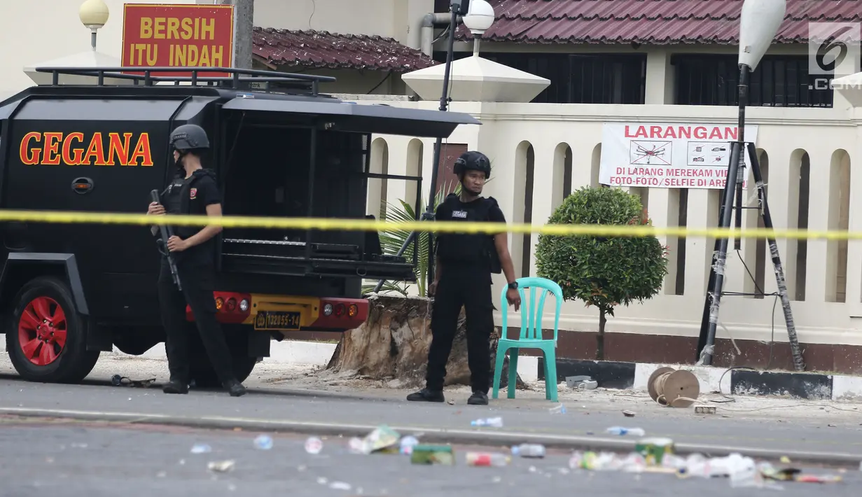 Polisi dengan rompi antipeluru berjaga di depan Rutan Cabang Salemba Mako Brimob seusai operasi penanggulangan di Depok, Kamis (10/5). Polri telah menghentikan operasi penanggulangan penyanderaan pada Kamis pukul 07.15. (Liputan6.com/Herman Zakharia)