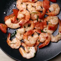 Ilustrasi tumis udang dengan tomat segar | copyright freepik.com/racool-studio