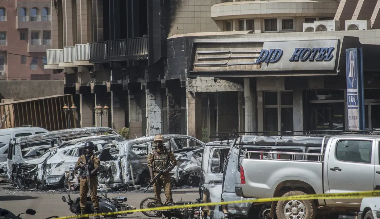 Petugas keamanan berjaga di luar hotel Splendid, Ouagadougou , Burkina Faso, (16/1).  Dikabarkan korban  tewas berjumlah 24 orang. (REUTERS / Joe Penney)