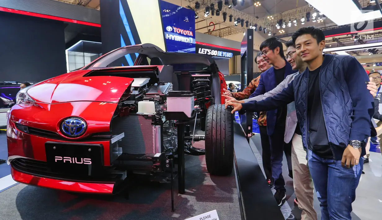 Pembalap senior Indonesia Rio Haryanto bersama Marketing Director PT TAM Anton Jimmi Suwandy dan Kazunori Minamide Senior Manager Coodinator TDEM Daisuke Itaga foto bersama di sisi Toyota Prius Gen-4 X-Ray pada pameran GIIAS 2019 di ICE BSD, Tangerang, Jumat (19/9/2019). (Liputan6.com/Fery Pradolo)