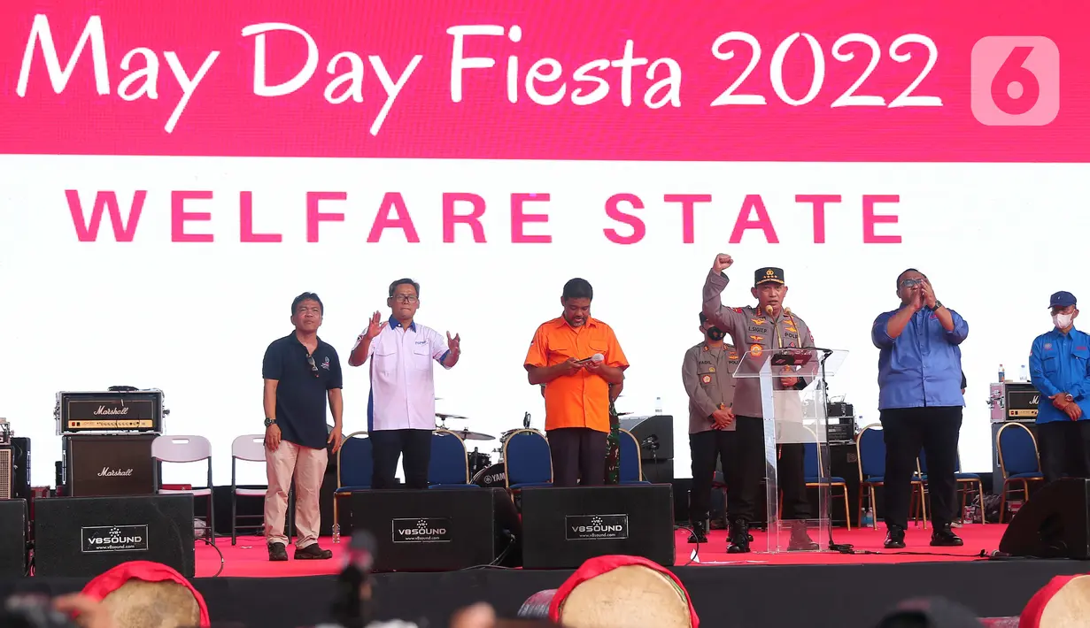 Kapolri Jenderal Pol Listyo Sigit Prabowo saat menyapa para buruh dalam perayaan puncak Hari Buruh Indonesia bertajuk May Day Fiesta di Stadion Utama Gelora Bung Karno (GBK) Senayan, Jakarta, Sabtu (14/5/2022). Pada kesempatan itu, Kapolri juga mengucapkan selamat ulang tahun bagi seluruh buruh di Tanah Air, bertepatan dengan Hari Buruh Internasional pada 1 Mei 2022. (Liputan6.com/Angga Yuniar)