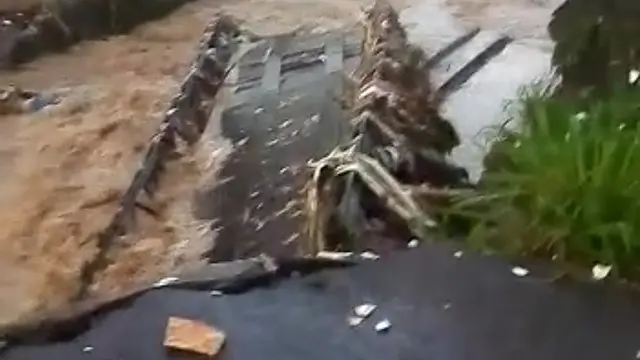 Jembatan Antarkecamatan di Puncak Bogor Ambruk Diterjang Banjir