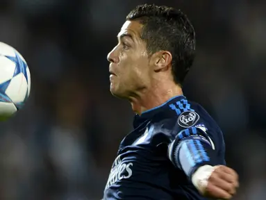 Pemain Real Madrid, Cristiano Ronaldo mengontrol bola saat laga Liga Champions melawan Malmo FF di Stadion Malmo New, Swedia, Kamis (1/10/2015). Madrid berhasil menang 2-0. (Reuters/Andres Wiklund)