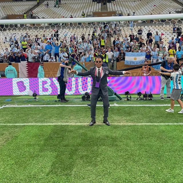 7 Potret Salt Bae Angkat Trofi Piala Dunia Jadi Sorotan, Tuai Kecaman Netizen