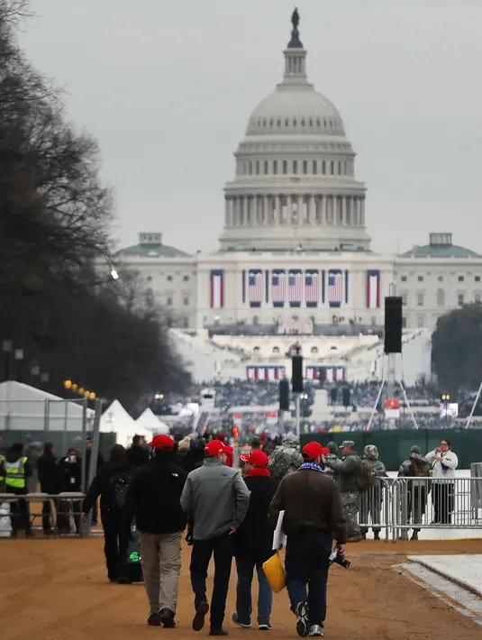 Warga AS berbondong-bondong menuju Gedung Capitol jelang pelantikan Donald Trump sebagai Presiden Amerika Serikat (AS) ke-45, Washington DC, AS, Jumat (20/1).(AFP Photo)