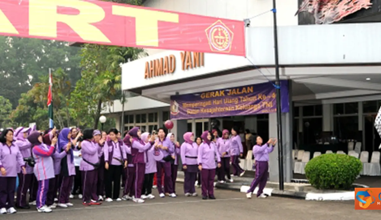 Citizen6, Jakarta: Panglima TNI dan Ketua Umum IKKT PWA Ibu Tetty Agus Suhartono, menyelenggarakan Gerak Jalan Santai, memperingati HUT IKKT PWA yang Ke - 46, di Mabes TNI Cilangkap, Jumat (6/7). (Pengirim: Badarudin Bakri).