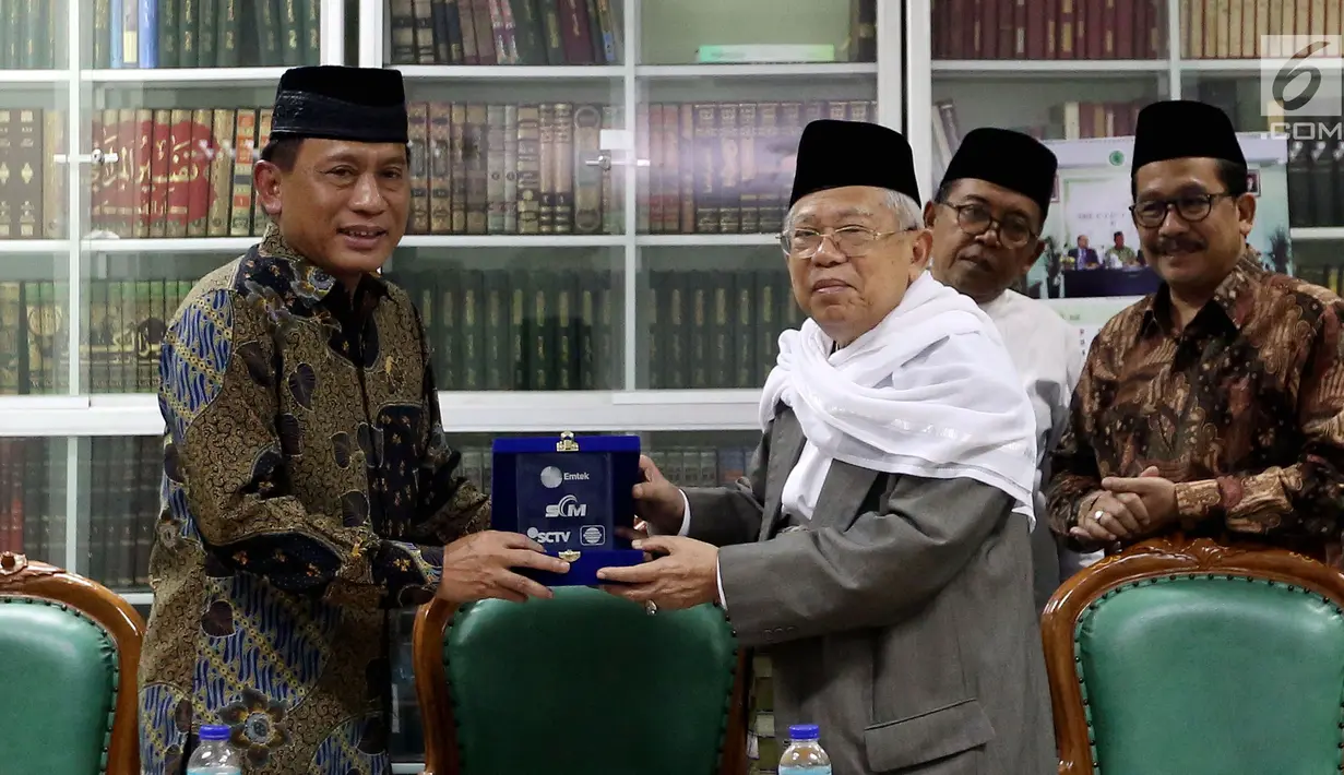 Direktur Utama Indosiar Imam Sudjarwo memberikan Cindera Mata kepada Ketua MUI Ma`ruf Amin  di Gedung MUI Jakarta, Selasa (8/8). Kunjungan Emtek Grup ke MUI tersebut untuk menjalin silaturahmi. (Liputan6.com/Johan Tallo)