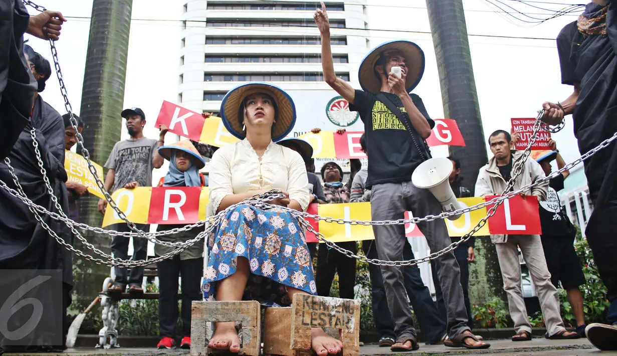 Massa dari Koalisi untuk Kendeng Lestari menyampaikan orasi di depan Kementerian BUMN, Jakarta, Senin (3/4). Mereka menggelar aksi teatrikal menuntut BUMN untuk tidak mengaktifkan pabrik semen semen di Rembang tersebut. (Liputan6.com/Angga Yuniar)
