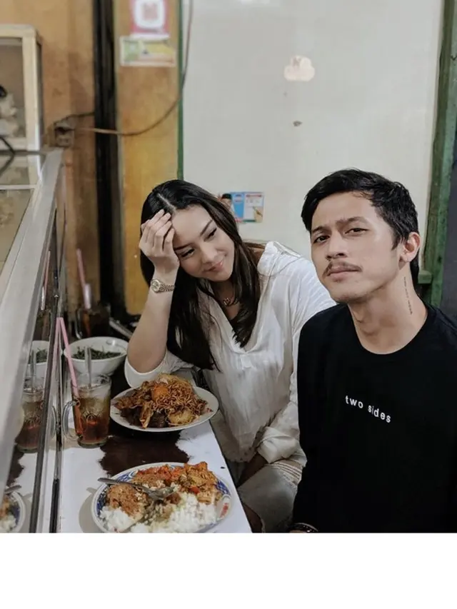 Tak Hanya Sophia Latjuba, 7 Selebriti Ini juga Tak Malu Makan di Warteg