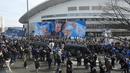Para suporter FC Porto memadati Stadion Dragao saat mendatangi upacara penghormatan untuk mendiang mantan presiden FC Porto, Jorge Nuno Pinto da Costa pada 17 Februari 2025. Pinto da Costa, menjabat sebagai presiden FC Porto dari tahun 1982 hingga 2024 dan meninggal dunia pada usia 87 tahun. (AFP/Miguel Riopa)