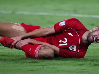 Jens Raven tampak kesakitan usai dirinya dijatuhkan oleh salah satu pemain Malaysia pada laga pemungkas Grup A Piala AFF U-23 2025, Senin (21/7/2025). (Bola.com/Abdul Aziz)