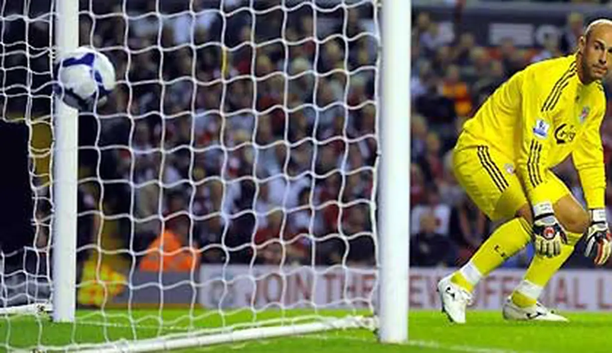Kiper Liverpool, Jose Reina hanya bisa menyaksikan gawangnya bobol ketika menghadapi Aston Villa dalam lanjuta Liga Premier di Anfield, Liverpool, 24 Agustus 2009. AFP PHOTO/PAUL ELLIS