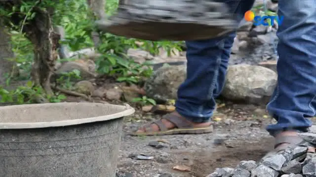 Radi Daeng Lopo atau Nenek Radi jalani kehidupan selama 40 tahun terakhir sebagai kuli pemecah batu di Jeneponto, Sulawesi Selatan.