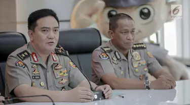 Kadiv Humas Mabes Polri Irjen Pol Muhammad Iqbal (kiri) memberi keterangan terkait penangkapan Andi Arief di Jakarta, Senin (4/3). Polisi menangkap politikus Partai Demokrat tersebut karena penyalahgunaan narkotika. (Liputan6.com/Faizal Fanani)