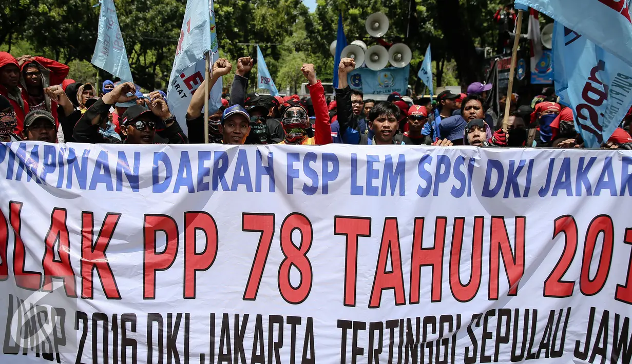 Ratusan buruh yang tergabung dalam Federasi Serikat Pekerja Metal Indonesia (FSPMI) menggelar aksi di Balaikota, Jakarta, Kamis (25/11). Dalam aksinya para buruh menuntut pencabutan PP Nomor 78 Tahun 2015 tentang pengupahan. (Liputan6.com/Faizal Fanani)