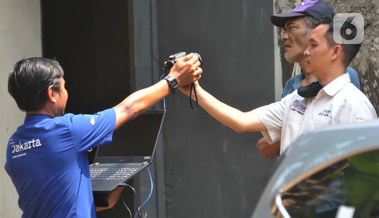 Pihak keluarga memohon ke Dinas Dukcapil untuk penerbitan KTP elektronik untuk orang dengan gangguan jiwa. (merdeka.com/Imam Buhori)