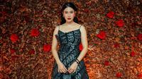 Dian Sastro mengenakan gaun maxi bertali dengan motif batik parang dan bernuansa silver hitam. [@hagaipakan]