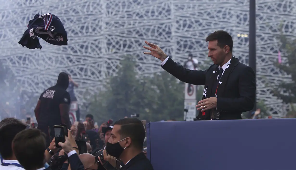 Dalam kesempatan tersebut, Messi juga menyempatkan menemui para penggemar dan melemparkan baju PSG kearah penggemar. (Foto: AP/Rafael Yaghobzadeh)