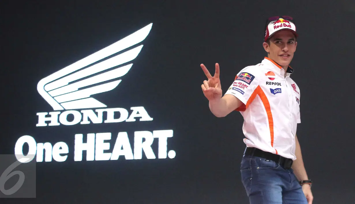 Pebalap Honda, Marc Marquez memberi lambang peace saat berpose di peluncuran All New Honda CBR150R di Sentul, Jabar, Minggu (14/2/2016). All New Honda CBR150R hadir dengan mesin dan desain baru dibandingkan generasi sebelumnya. (Liputan6.com/Angga Yuniar)