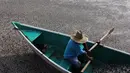 Nelayan setempat mengumpulkan puluhan ribu ikan air tawar "popocha" yang mati di laguna Cajititlan, negara bagian Jalisco, Meksiko, 17 Agustus 2015. Diduga sekitar 25 ton ikan mati karena tercemar limbah pabrik. (AFP PHOTO/HECTOR GUERRERO)
