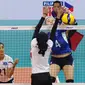 Pemain Timnas voli putri Kazakhstan, Zhanna Syroeshkina melepaskan spike yang berusaha diblok pemain Indonesia, Bela Sabrina pada laga Grup B AVC Challenge Cup 2024 di Rizal Memorial Coliseum, Manila, Filipina, Sabtu (25/5/2024). Kazakhstan menang 3-0 (25-17, 25-13, 25-22). (Asian Volleyball Confederation)