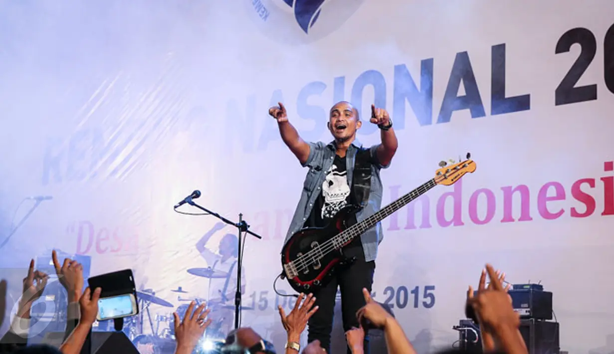 Basis Slank, Ivan saat menghibur penonton dalam Forum Rambug Nasional 2015 di Jiexpo Kemayoran, Jakarta, Selasa (15/12). Forum tersebut bertema 'Desa membangun Indonesia'. (Liputan6.com/Faizal Fanani)