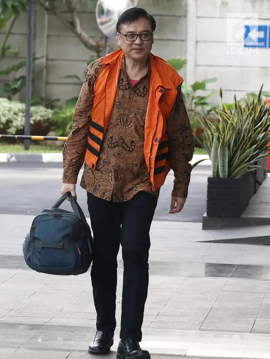 Mantan Direktur Operasional Lippo Group Billy Sindoro berjalan saat tiba di gedung KPK, Jakarta, Kamis (13/12). Billy Sindoro menjadi tersangka terkait dugaan suap perizinan proyek pembangunan Meikarta. (Liputan6.com/Herman Zakharia)
