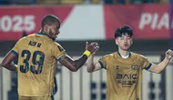 Pemain Dewa United, Taisei Marukawa dan Alex Martins, merayakan go...                    </div>

                    <div class=