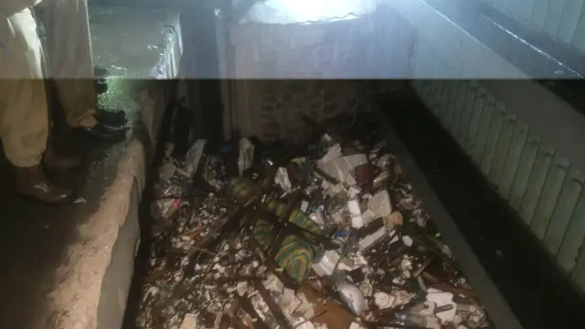 Gubernur DKI Anies Baswedan kaget melihat tumpukan sampah saat mengecek pintu air Manggarai. (Liputan6.com/Delvira H.)