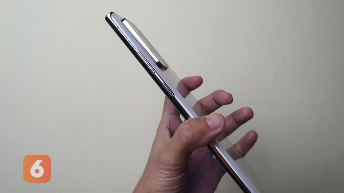 Berbeda dengan Note10, Samsung menempatkan tombol volume dan Power di sisi kanan Galaxy Note20 Ultra.  (Liputan6.com/ Agustin Setyo W)